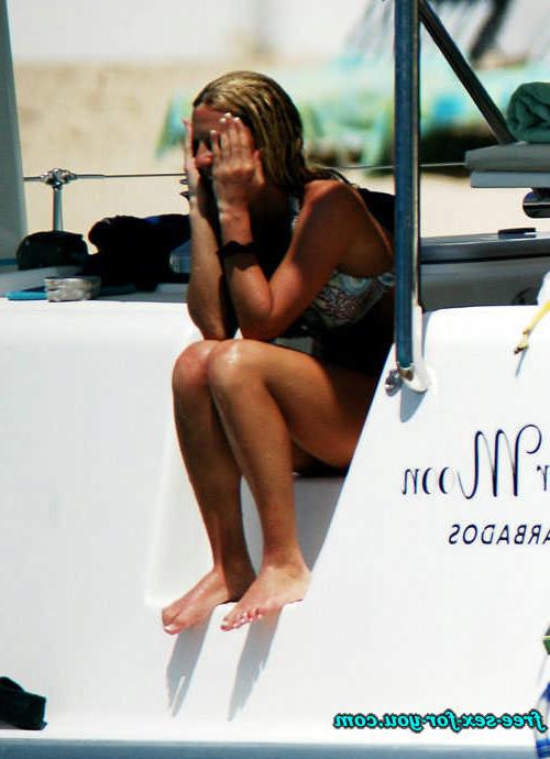 16P Rachel Hunter posing sexy in thong and in bikini paparazzi pics