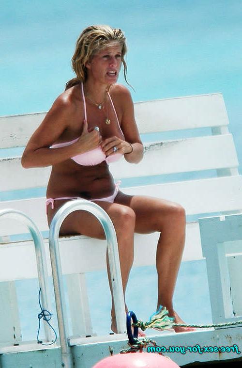 16P Rachel Hunter posing sexy in thong and in bikini paparazzi pics
