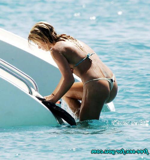 16P Rachel Hunter posing sexy in thong and in bikini paparazzi pics