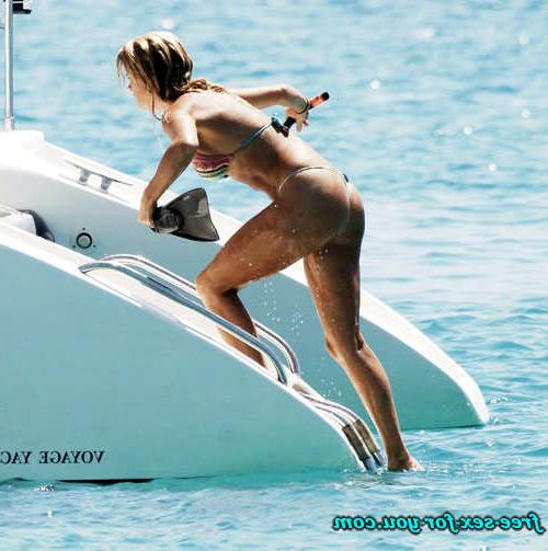 16P Rachel Hunter posing sexy in thong and in bikini paparazzi pics