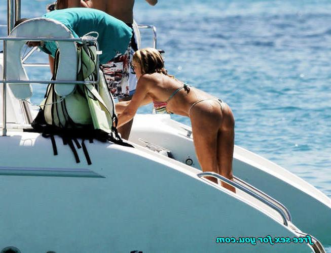 16P Rachel Hunter posing sexy in thong and in bikini paparazzi pics