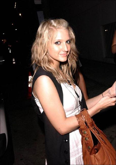 16P Blonde babe Ashlee Simpson glamour shots