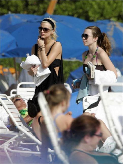 16P Blonde babe Ashlee Simpson glamour shots