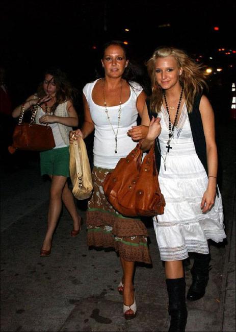 16P Blonde babe Ashlee Simpson glamour shots