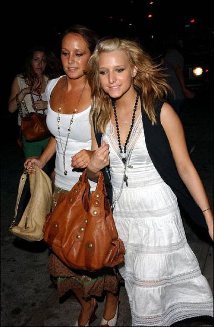 16P Blonde babe Ashlee Simpson glamour shots