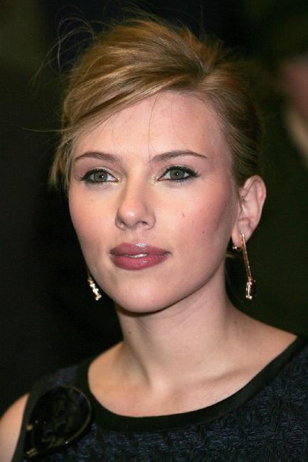 16P Scarlett Johansson glamour photos