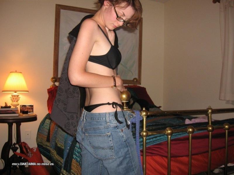 15P Collection of an amateur horny MILF posing naked on cam