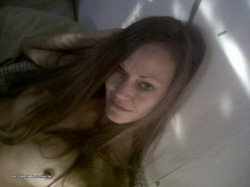 15P Versaute, tätowierte MILF zeigt ihre schön gestutzte Muschi