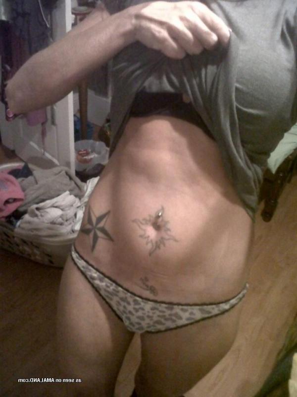 15P Versaute, tätowierte MILF zeigt ihre schön gestutzte Muschi