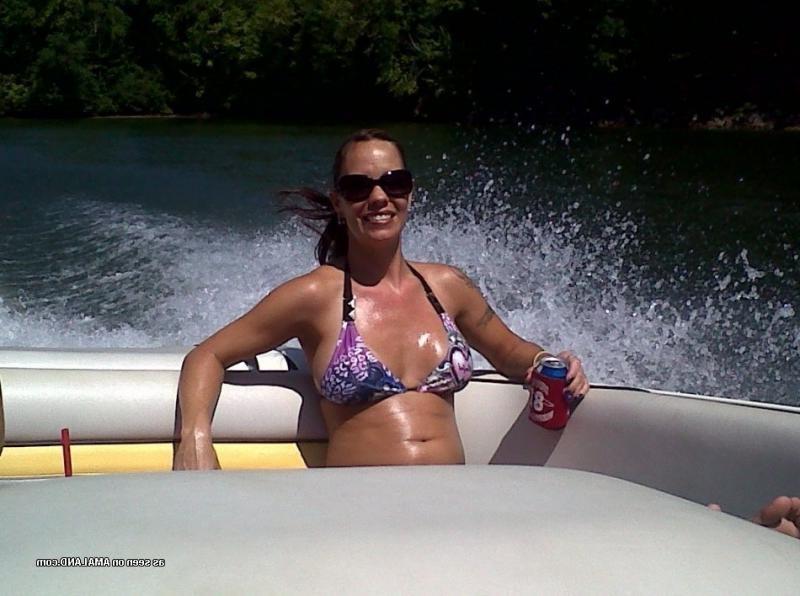 15P Versaute, tätowierte MILF zeigt ihre schön gestutzte Muschi