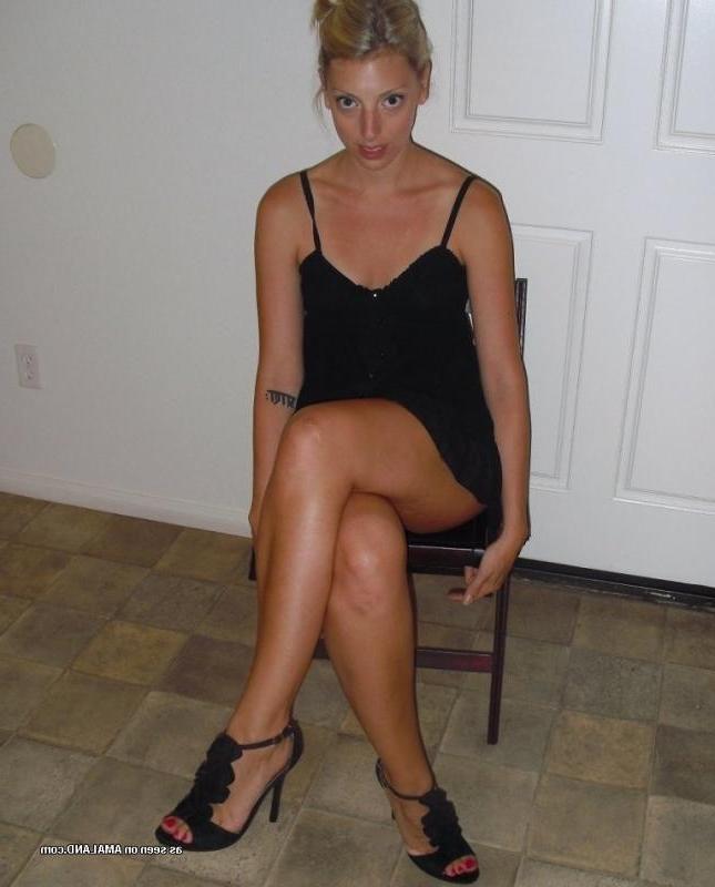 10P Wifey with a nice smooth cunt posing in her nightie