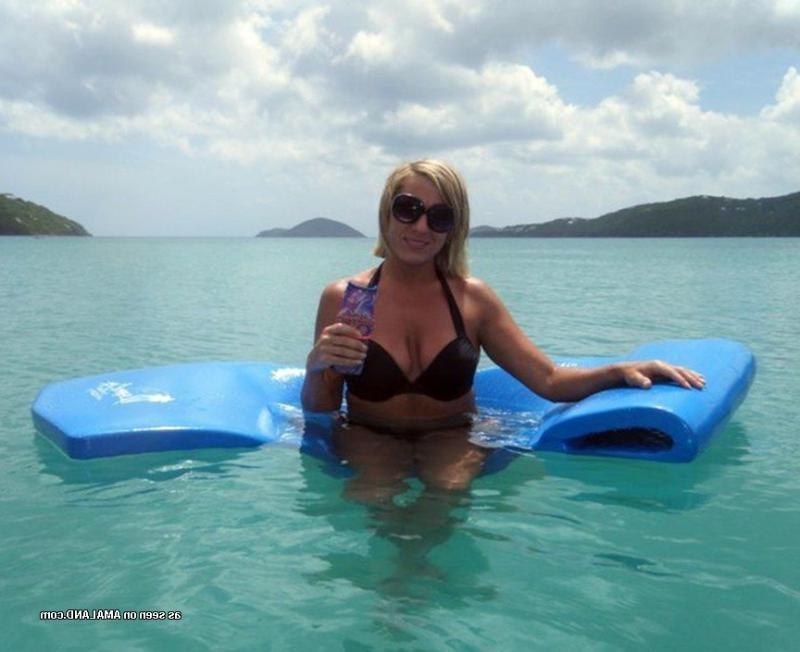 15P Slutty blonde MILF posing sleazy and getting wild