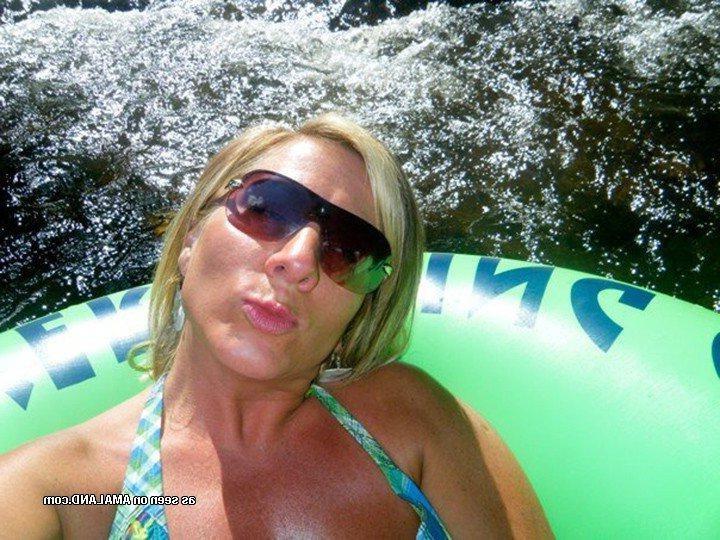 15P Slutty blonde MILF posing sleazy and getting wild