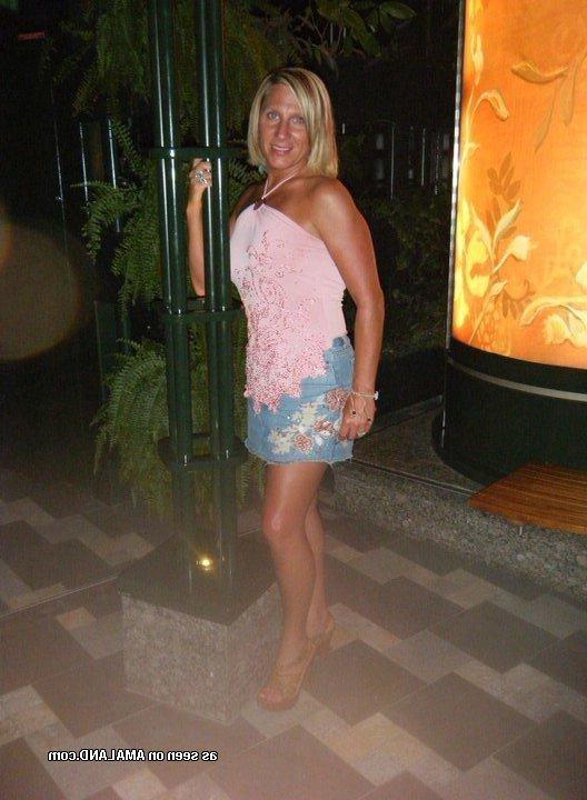 15P Slutty blonde MILF posing sleazy and getting wild