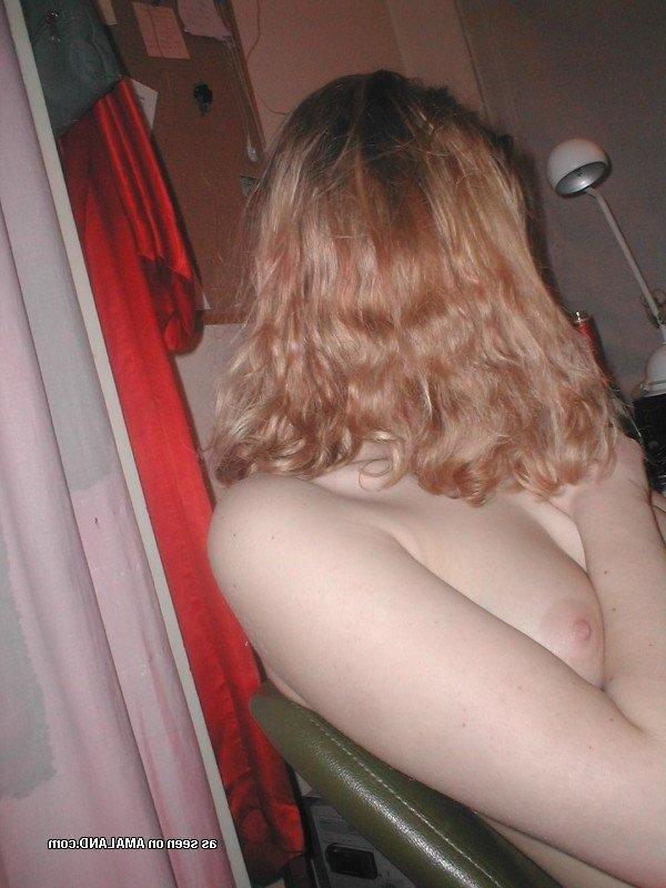 10P Collection of an amateur naughty MILF posing naked