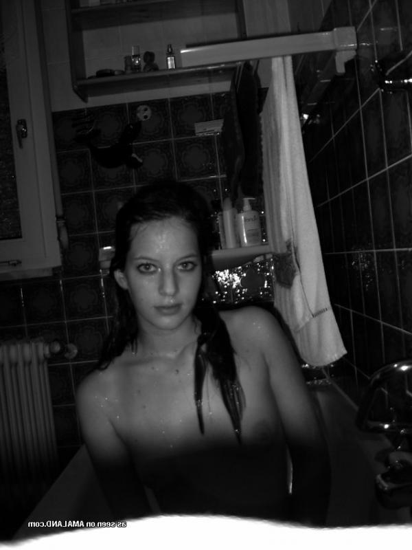 10P Sexy amateur housewife posing naked on cam