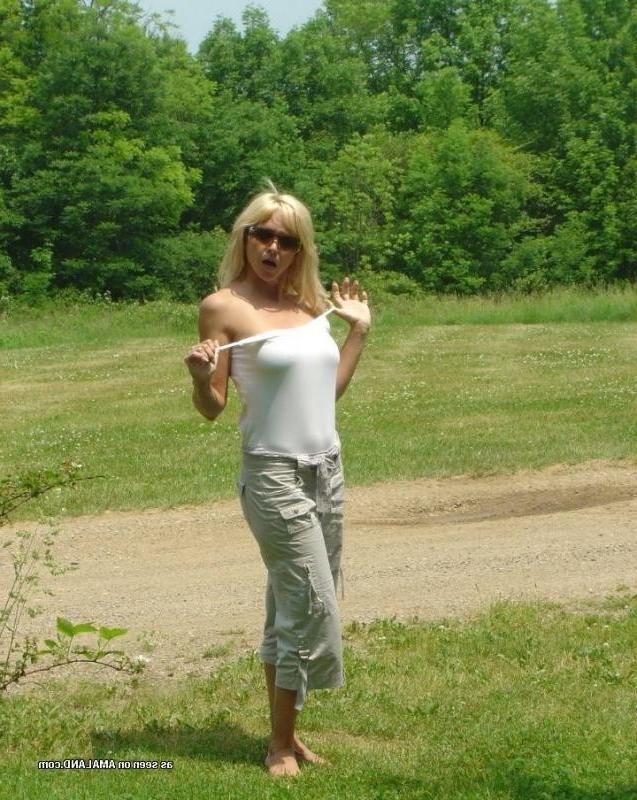 16P Naughty wild inked MILF posing in the nude