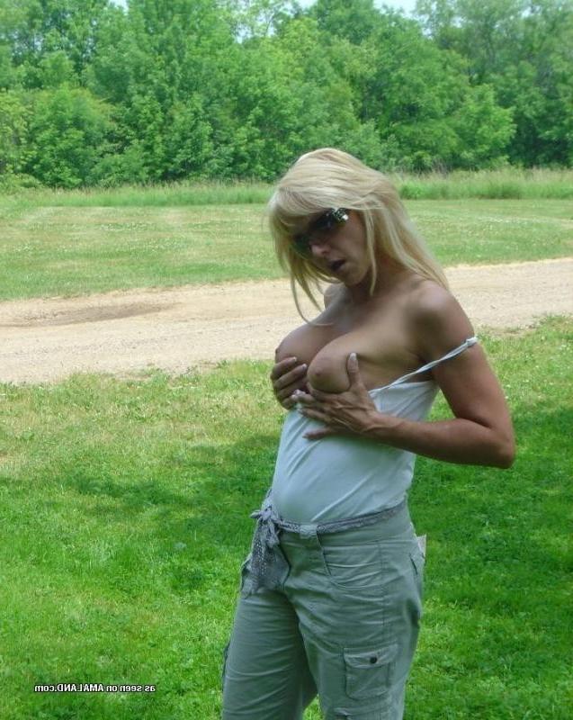 16P Naughty wild inked MILF posing in the nude