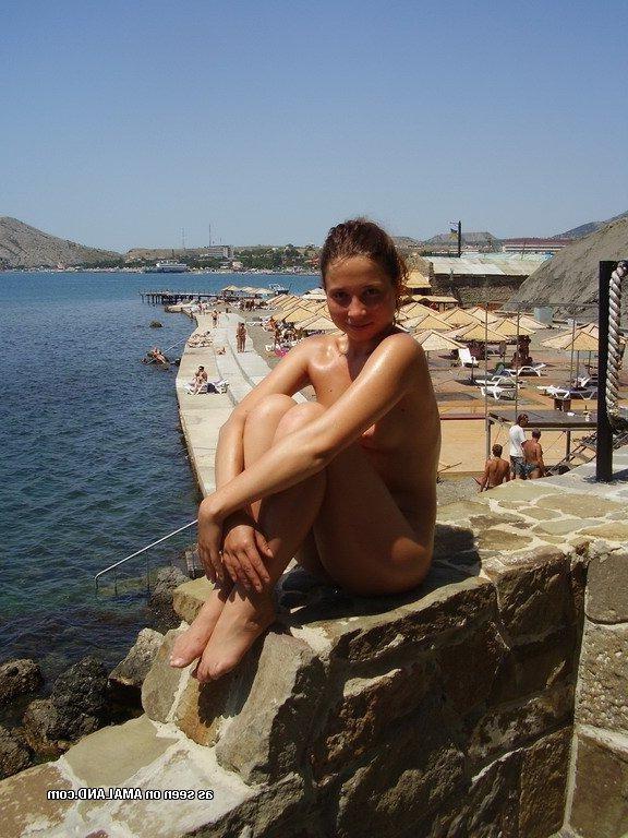 10P Shaved sexy nudist redhead MILF posing outdoors