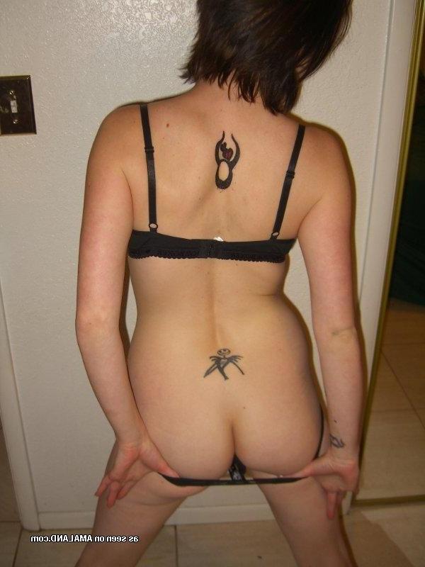 10P Spreading her legs and teasing her husband in amateur photos