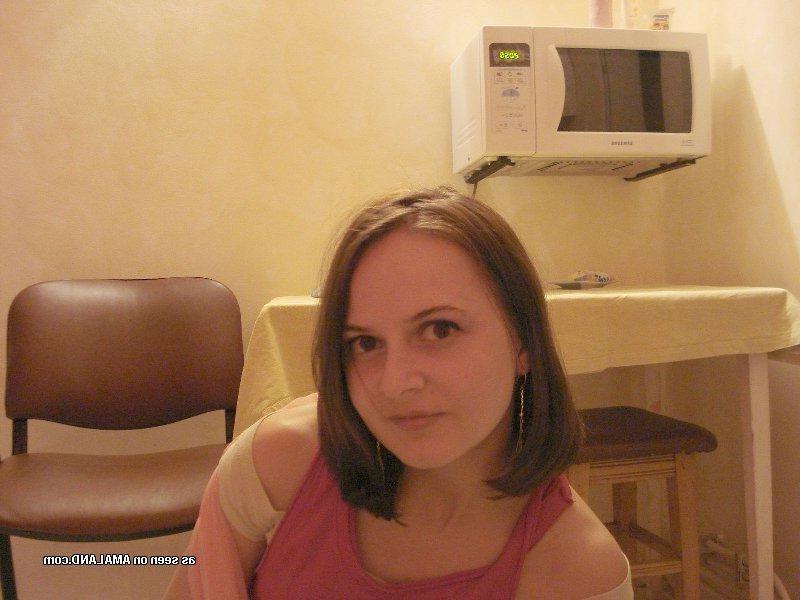 15P Steamy hot amateur kinky wild housewife posing sexy
