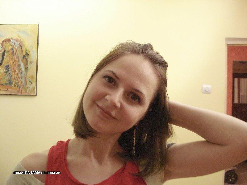 15P Steamy hot amateur kinky wild housewife posing sexy