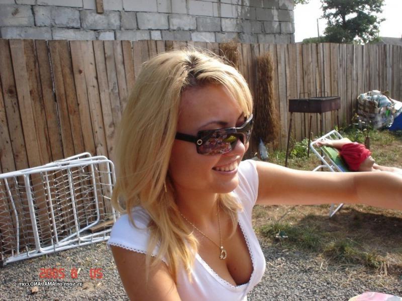 10P Steamy hot naughty MILF goes topless in a beach
