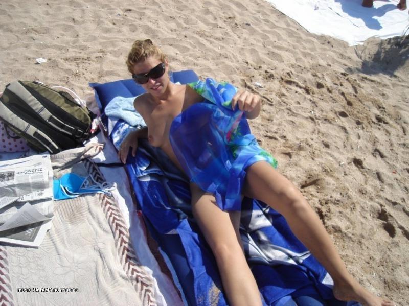 15P Gallery of a topless blonde housewife at the beach