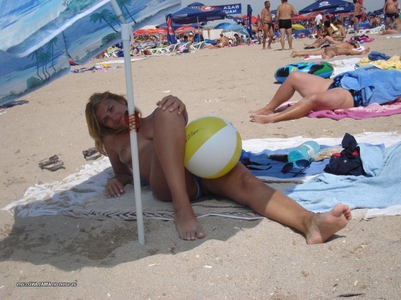 15P Gallery of a topless blonde housewife at the beach