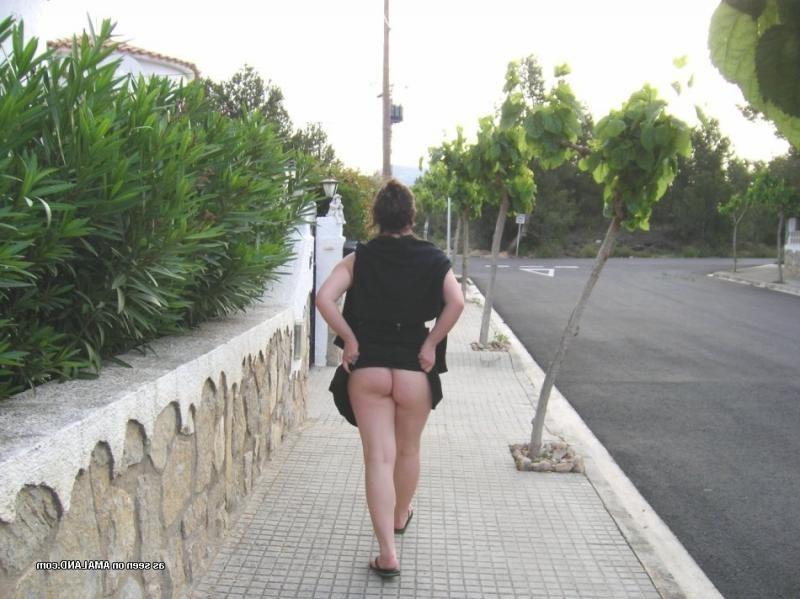 10P Hardcore sexy MILF enjoys flashing and posing sleazy