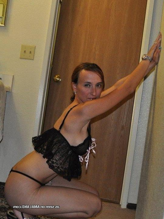 10P Gallery of a brunette housewife posing in kinky lingerie