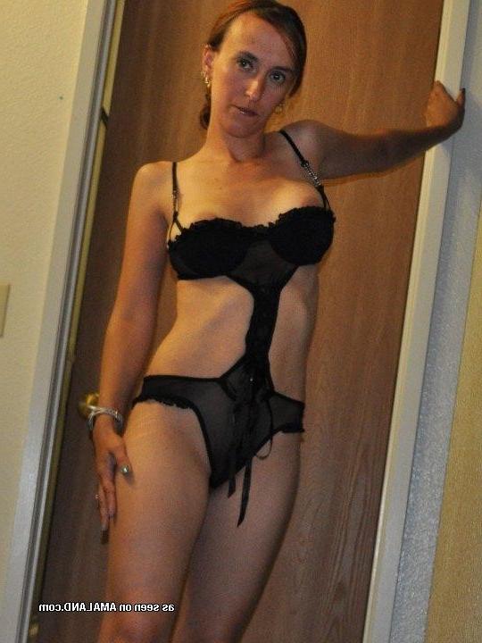 10P Gallery of a brunette housewife posing in kinky lingerie