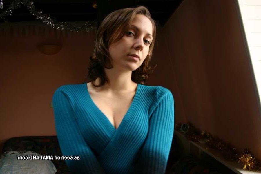 16P Nice gallery of a steamy hot sexy amateur housewife posing
