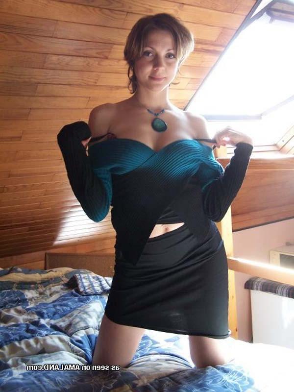 16P Nice gallery of a steamy hot sexy amateur housewife posing