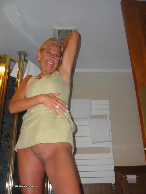15P MILF liebt es, ihren Mann zu necken und an seinem Ständer zu lutschen