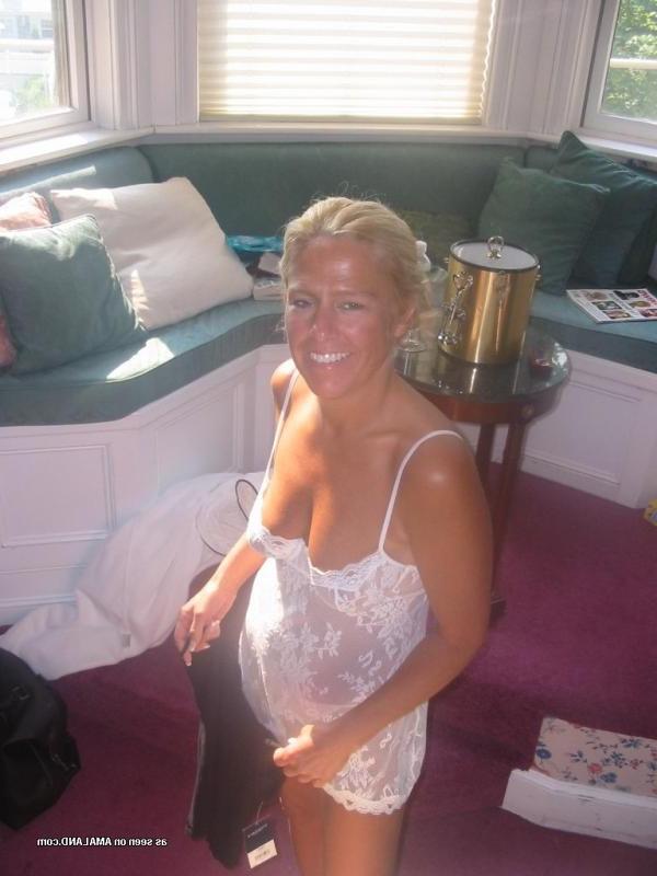 15P MILF liebt es, ihren Mann zu necken und an seinem Ständer zu lutschen