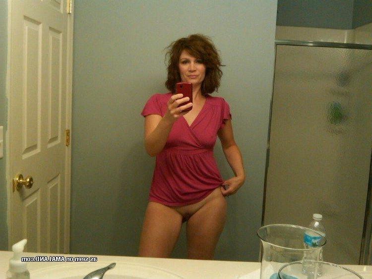 10P MILF self-shooting naked in front of the mirror