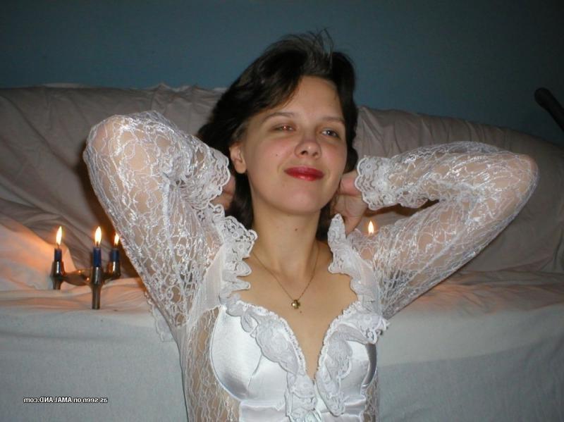 15P Naughty amateur housewife posing sleazy on cam