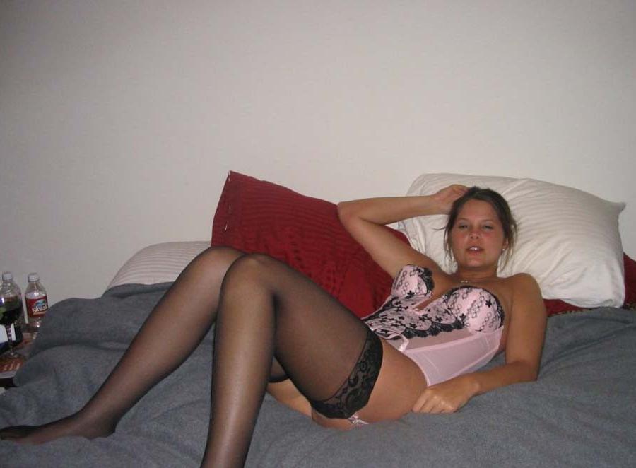 16P Photos of a naughty wife in her sexy lingerie