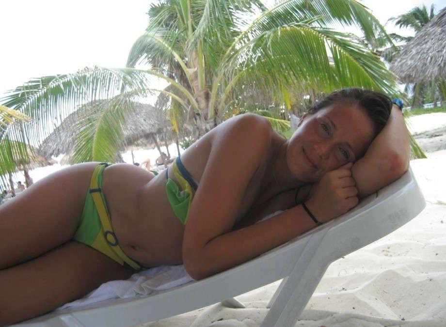 15P Pictures of a topless wife in a beach