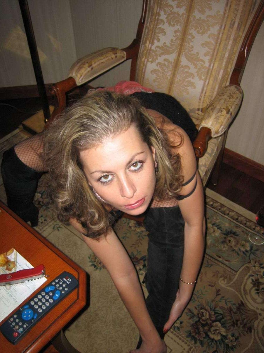 18P Pretty MILF Sally does striptease