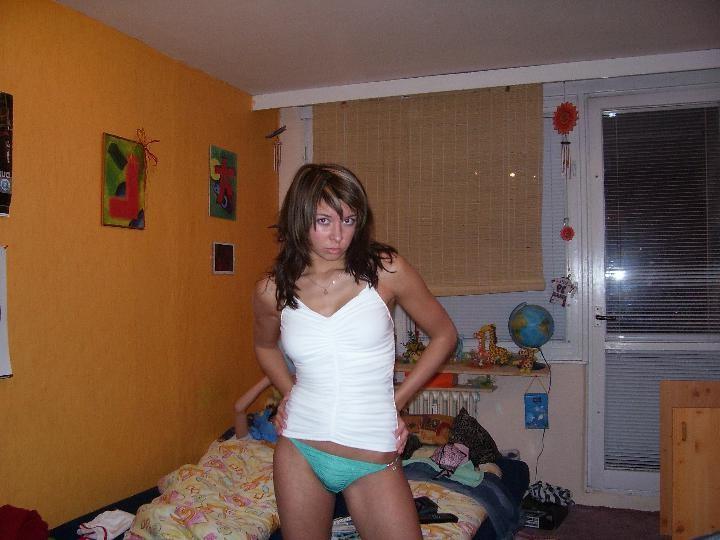 15P Housewife doing her sexy pose