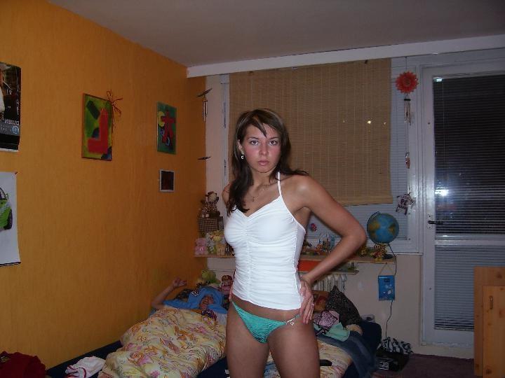 15P Housewife doing her sexy pose