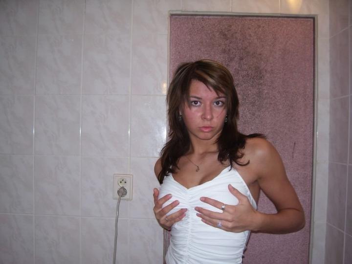 15P Housewife doing her sexy pose