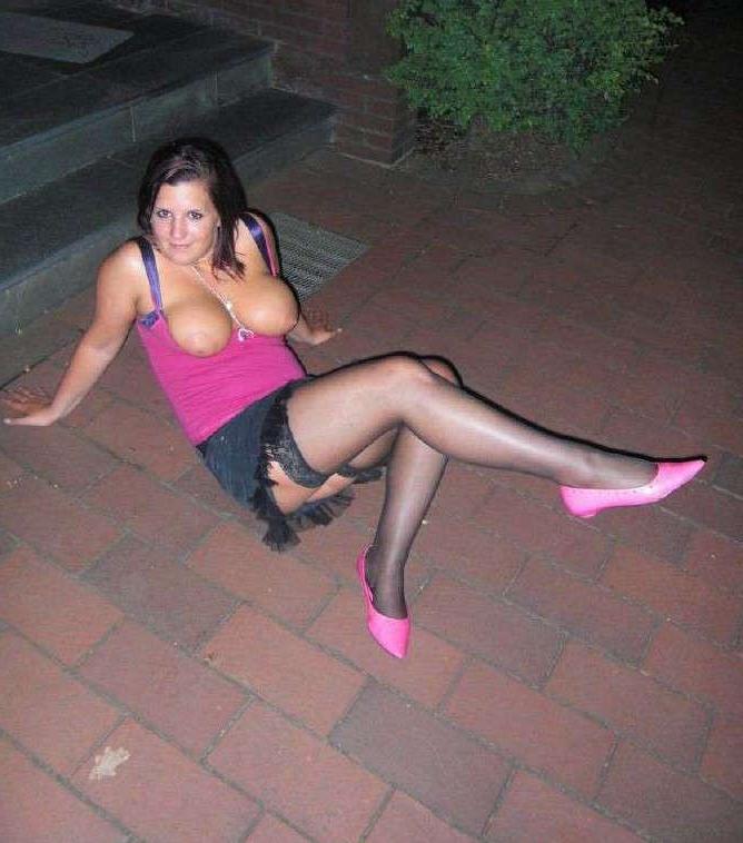 15P Pictures of a kinky heavy-chested housewife