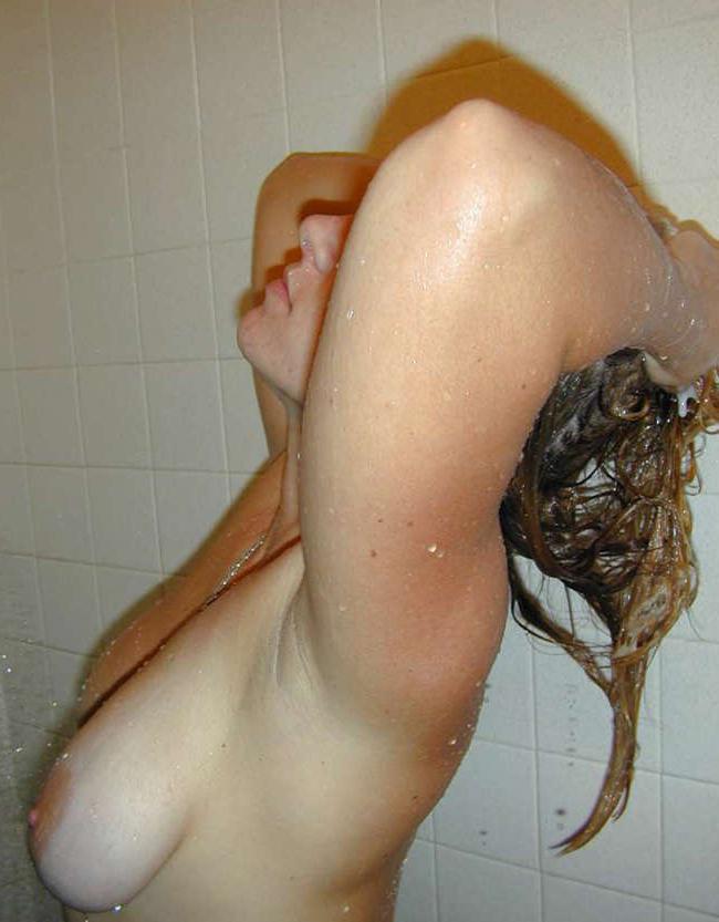 15P Pictures of a kinky MILF who got naked on cam