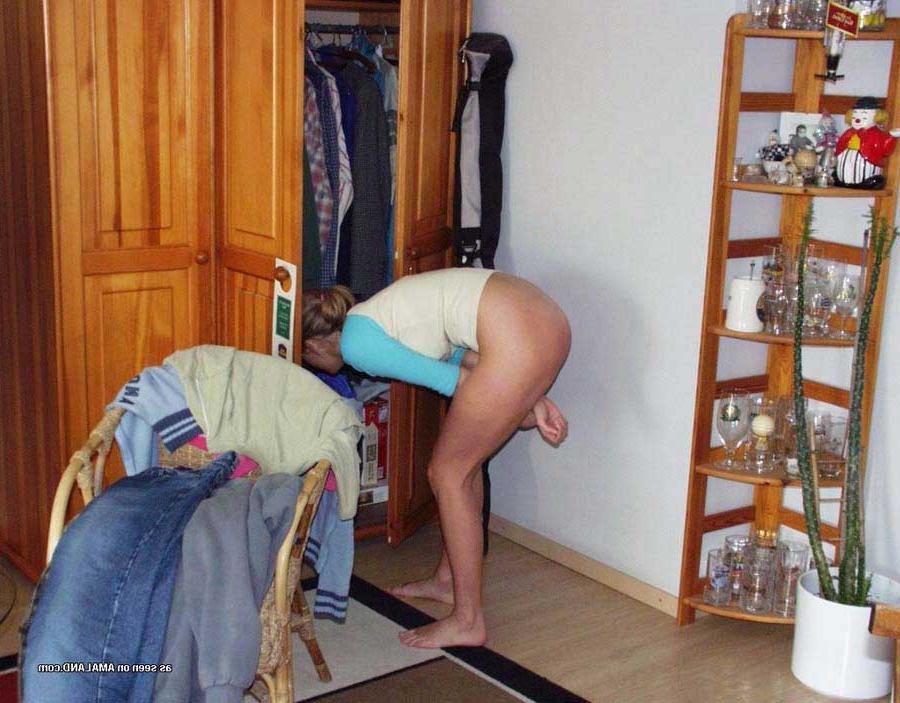 16P Nice collection of an amateur petite housewifes sexy selfpics