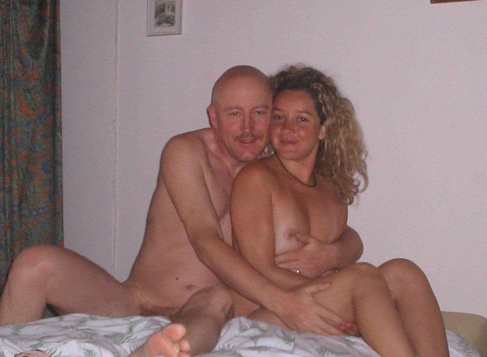 18P Housewife naked