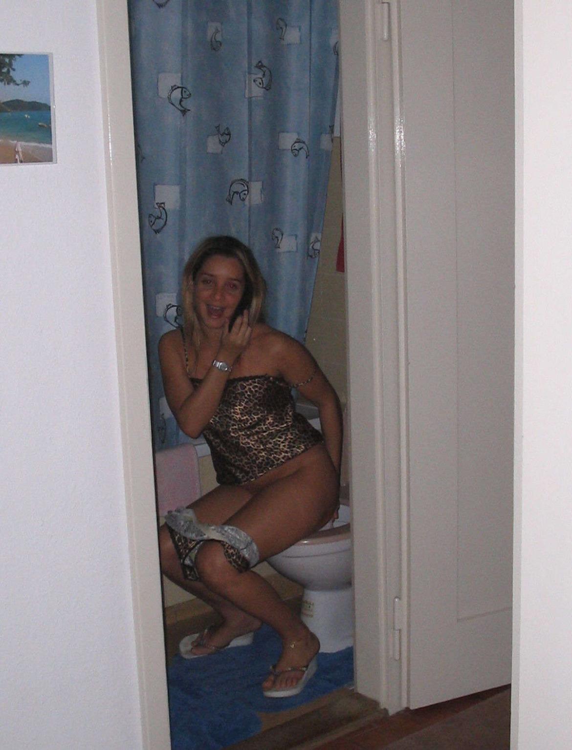 18P Housewife naked