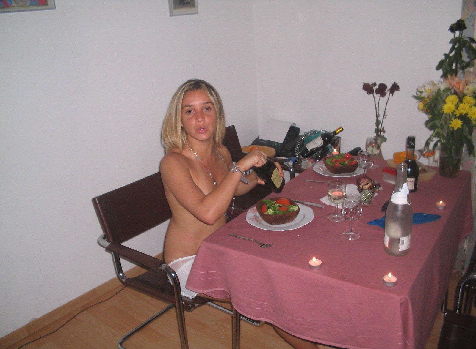 18P Housewife naked